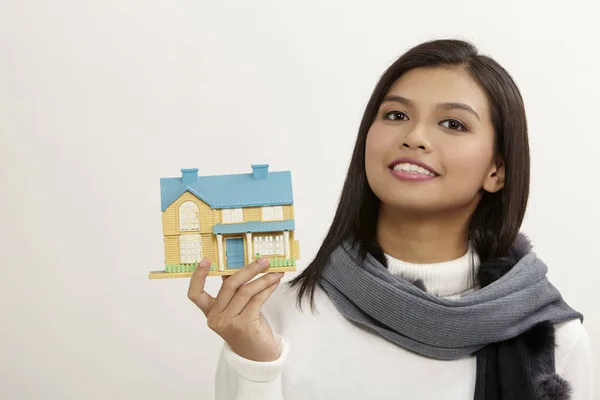Asiática Mulher Segurando Branco Modelo Casa — Fotografia de Stock