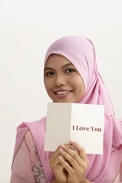 Malajski Kobieta Tudung Przytrzymanie Kocham Cię Życzeniami — Zdjęcie stockowe