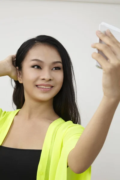Chica Bonita Tomar Autorretrato Con Teléfono Inteligente Asiática Chica Selfie — Foto de Stock