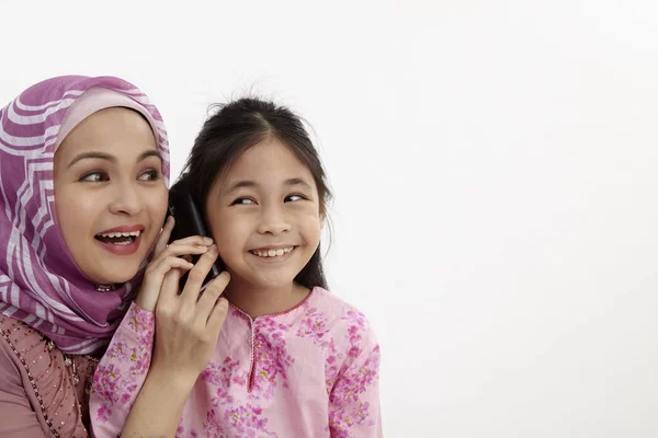 Primer Plano Niña Madre Emocionados Escuchando Teléfono Celular — Foto de Stock