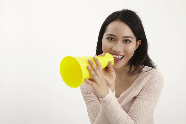Maleis Vrouw Met Behulp Van Gele Megafoon Witte Achtergrond — Stockfoto