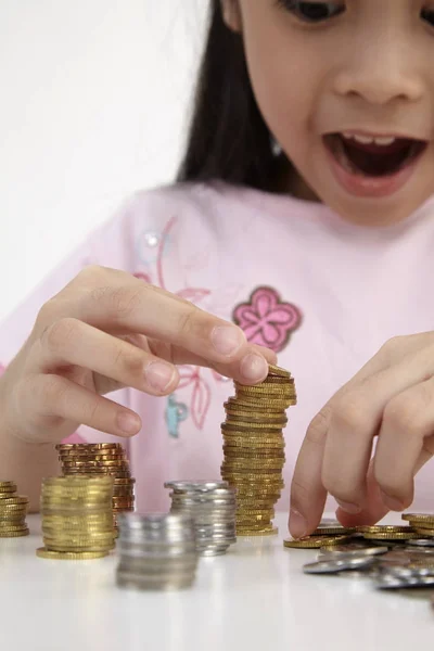 Menina Conta Suas Moedas Uma Mesa — Fotografia de Stock