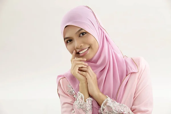 Mulher Malaia Com Tudung Sentado Frente Para Câmera — Fotografia de Stock