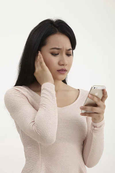 Vrouw Verdrietig Kijken Slimme Telefoon — Stockfoto