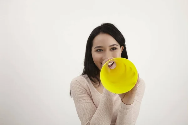 Malajski Kobieta Pomocą Żółtego Megafon Białym Tle — Zdjęcie stockowe