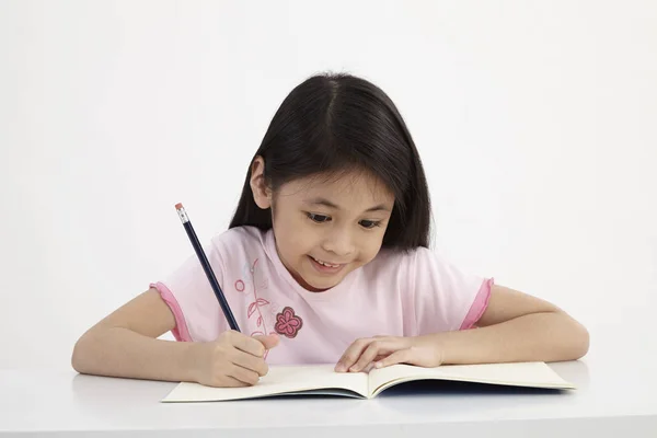 Petite Fille Écrivant Faire Des Devoirs — Photo