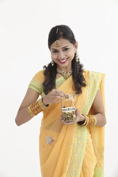Индийская Женщина Гламурной Традиционной Одежде Держит Руках Спасательную Банку — стоковое фото