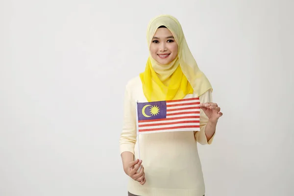 Wanita Malay Memegang Bendera Malaysia Kecil — Stok Foto