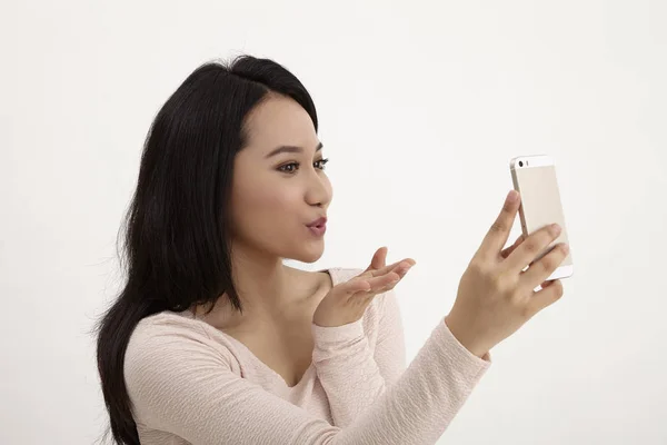 Mujer Malaya Haciendo Una Videollamada —  Fotos de Stock