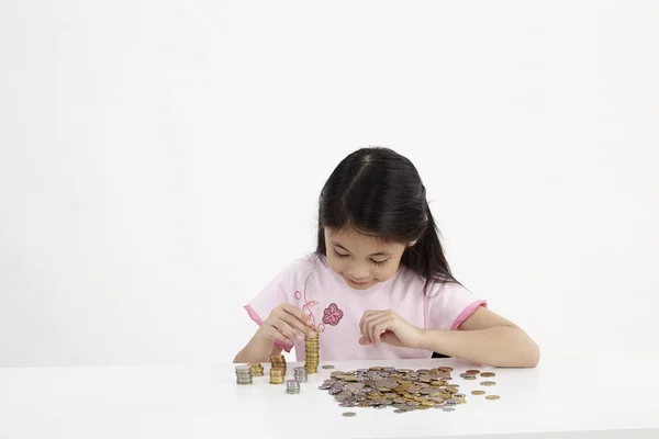 Niña Cuenta Sus Monedas Una Mesa —  Fotos de Stock