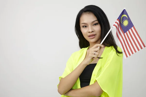 マレーシアの国旗を保持している中国の女性 — ストック写真