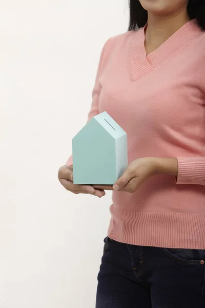 Mittelteil Einer Frau Die Ein Musterhaus Hält — Stockfoto