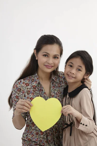 Mother Daughter Holding Yellow Blank Heart Shape Card Board — Stock Photo, Image