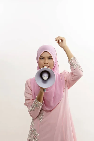 Malajsky Žena Mluvit Megafonu Veřejné Oznámení Izolované Bílém — Stock fotografie