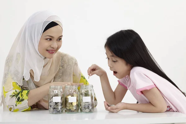 Malajski Matka Tudung Nauczanie Córka Oszczędzaniu — Zdjęcie stockowe