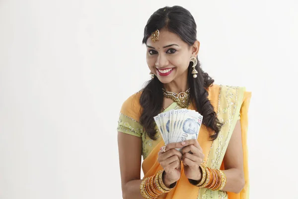 シンガポールの現金ノートを保持しているサリーのインドの女性 — ストック写真
