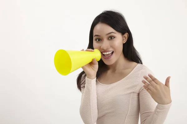 Mulher Malaia Usando Megafone Amarelo Fundo Branco — Fotografia de Stock