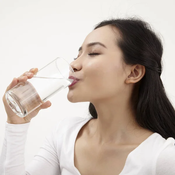 Mujer Malaya Sosteniendo Vaso Agua —  Fotos de Stock