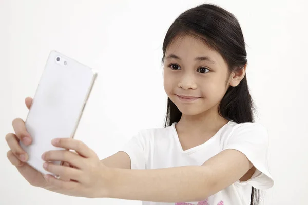 Infância Tecnologia Menina Bonito Usando Telefone Inteligente Isolado Branco — Fotografia de Stock