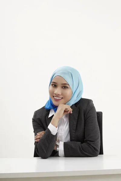 Malaio Empresária Com Tudung Sentado Com Confiante — Fotografia de Stock