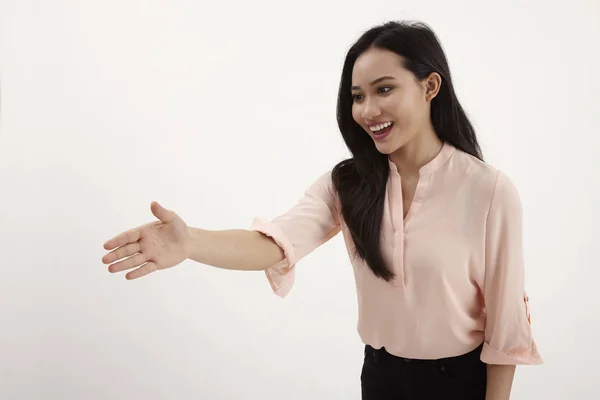 Mujer Malaya Levantando Brazo Punto Hacer Apretón Manos — Foto de Stock