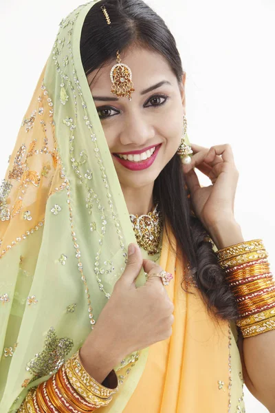 インドの女性がスカーフを伝統的な衣類カバー自身 — ストック写真