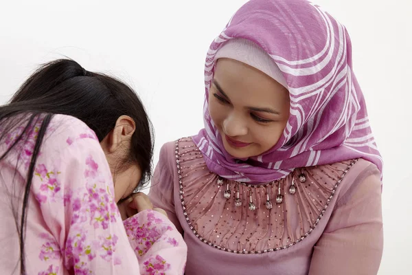 Menina Cumprimentando Sua Mãe Posando Estúdio — Fotografia de Stock