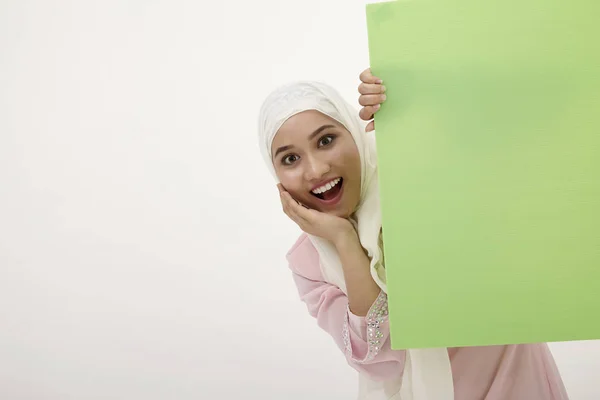 Mujer Malaya Con Tudung Detrás Pancarta Verde — Foto de Stock