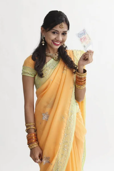 シンガポールの現金ノートを保持しているサリーのインドの女性 — ストック写真