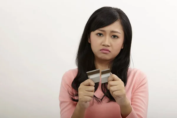 Asyalı Kadın Pişmanlık Kredi Kartını Kesip — Stok fotoğraf
