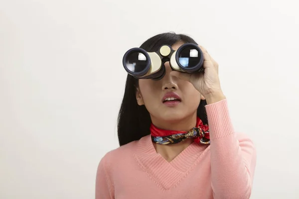 Aziatische Vrouw Met Een Verrekijker Witte Achtergrond — Stockfoto