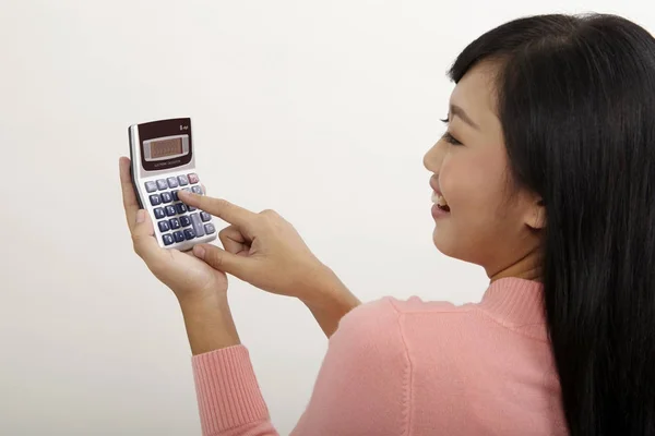 Малайская Женщина Помощью Calculatop Белом Фоне — стоковое фото