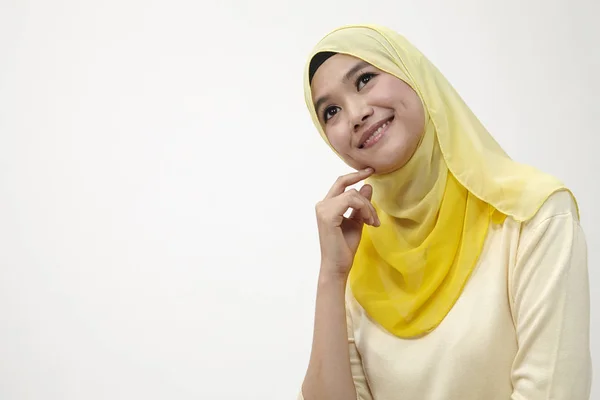 Denkende Malaiische Frau Blickt Isoliert Auf Weißem Hintergrund Auf — Stockfoto
