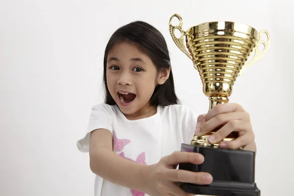 Maleis Meisje Houdt Van Een Gouden Trofee — Stockfoto