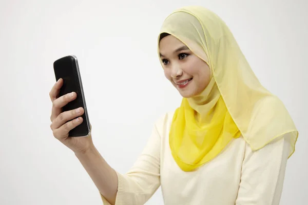 Malaysierin Hält Smartphone Selbstporträt Der Hand — Stockfoto