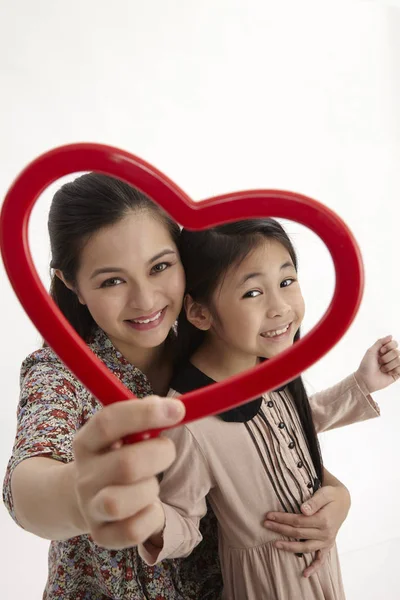 Malaiische Mutter Und Tochter Mit Einem Roten Herzförmigen Bilderrahmen Vor — Stockfoto