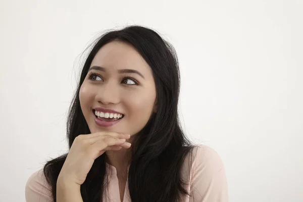 Portret Van Een Lachende Denken Vrouw Opzoeken Geïsoleerd Wit — Stockfoto