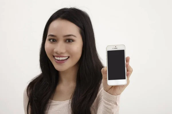 Malajski Kobieta Pokaż Puste Dosplay Smartphone — Zdjęcie stockowe