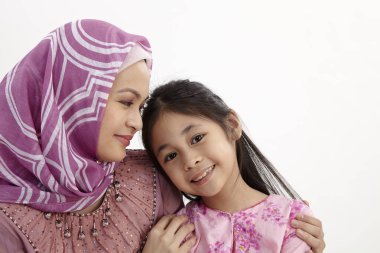   Anne ve kızı sarılma resmi