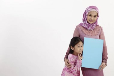 Anne ve kızı boş bir afişini holding