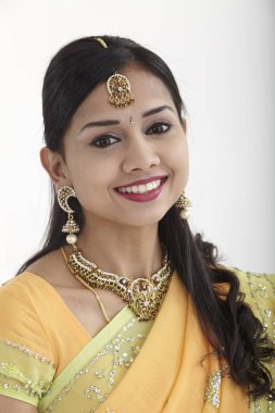 Yüz sıcak samimi gülümseyerek kameraya bakıyor güzel bir genç kadının portresi kapatın  