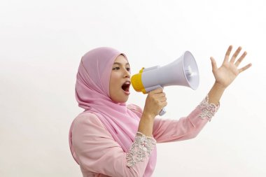 beyaz izole bir açıklama yapma bir megafon içine malay bilen bir kadın