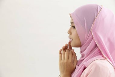 Beyaz arka plan üzerinde malay kadının profili