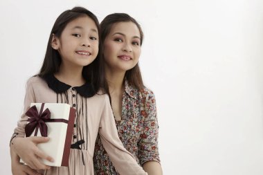 Malay anne ve kızı ile hediye kutusu