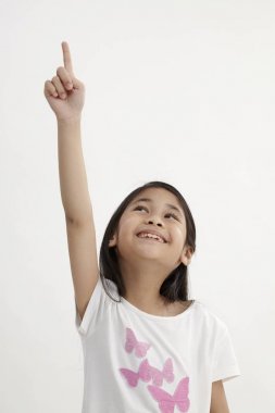 Beyaz arka plan üzerinde yukarı doğru işaret çocuklar