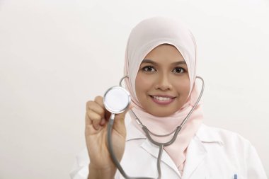 Beyaz arka plan üzerinde Malay kadın doktor