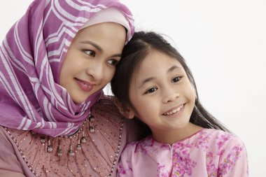   Anne ve kızı sarılma resmi