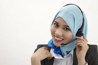 Beyaz arka plan üzerinde poz tudung giyen malay resepsiyonist 