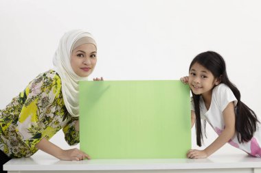 Anne ve kızı afişini holding