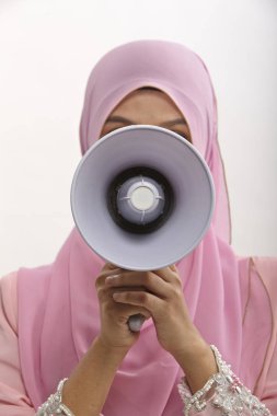beyaz izole bir açıklama yapma bir megafon içine malay bilen bir kadın